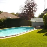 Дом отдыха Spacious With Garden Вэм