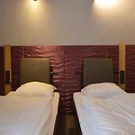 Дом отдыха Spacious With Garden Вэм