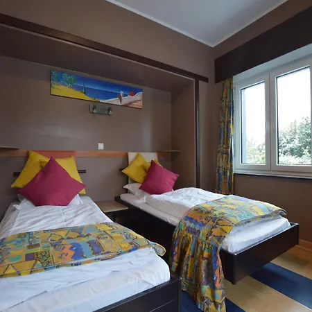 Spacious With Garden Hébergement de vacances