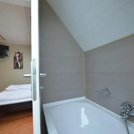Spacious With Garden *