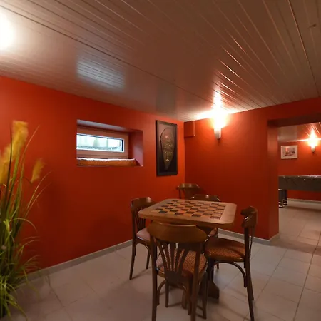 Spacious With Garden Hébergement de vacances