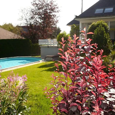 Spacious With Garden Hébergement de vacances *